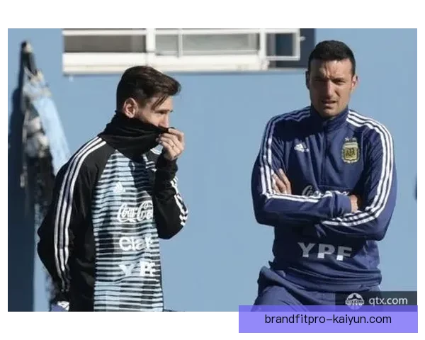 斯卡洛尼与梅西关系密切，两人在阿根廷国家队的默契合作备受关注。